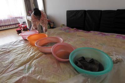 资阳楼上漏水，住户失联，小区没物管，业主维权难！律师来支招……
